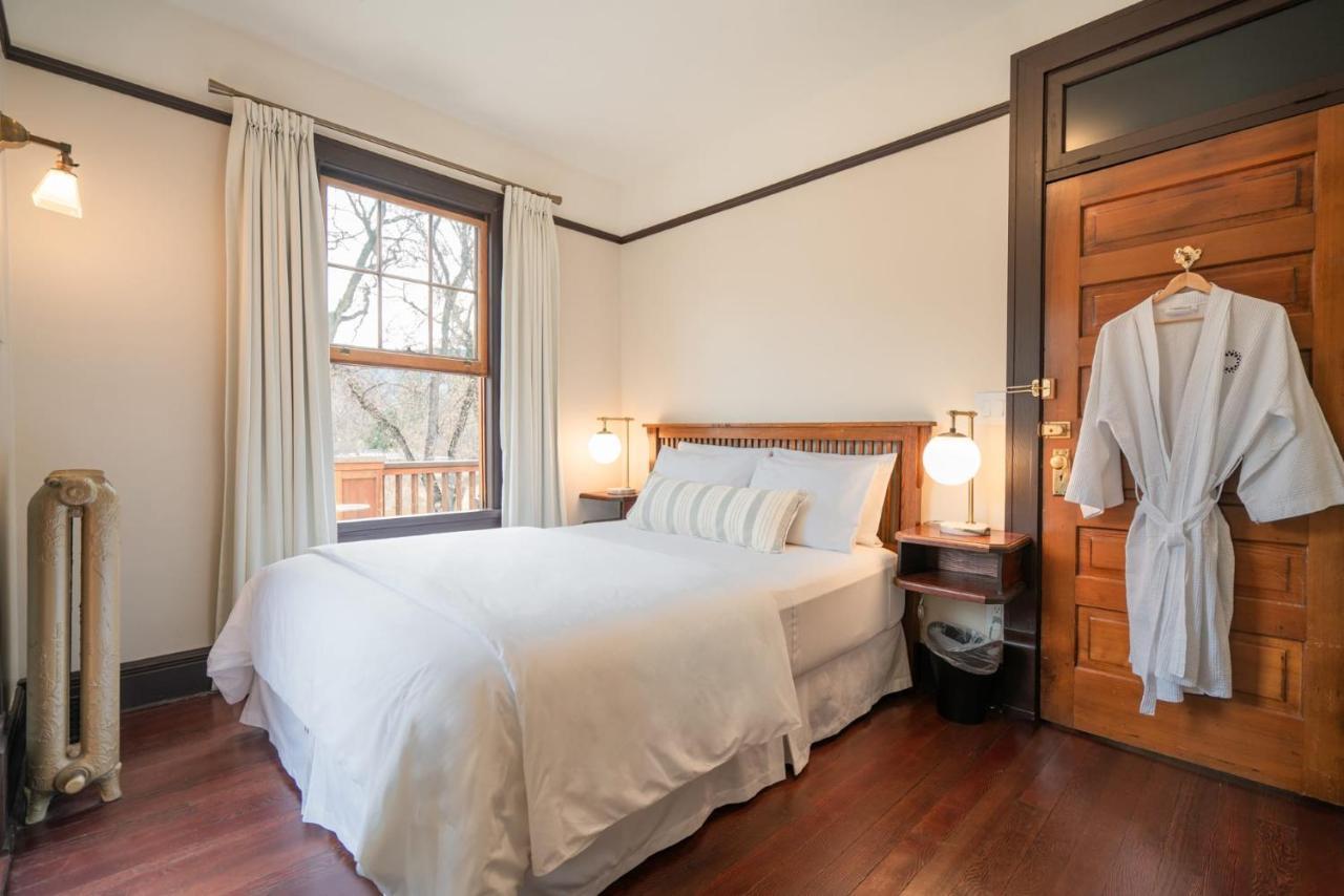Naramata Inn エクステリア 写真
